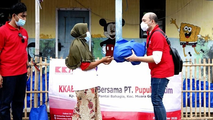 Bantuan untuk Korban Rob di Muara Gembong Vice President PT Pupuk Kaltim Kantor perwakilan Jakarta Wirza Eka Putra didampingi Ketua Komunitas Kami Anak Bangsa Aditya Barkah Nugraha secara simbolis menyerahkan bantuan kepada keluarga nelayan yang terdampak banjir akibat luapan air laut, di desa pantai bahagia kampung Beting Muara Gembong Kabupaten Bekasi, Jawa Barat.