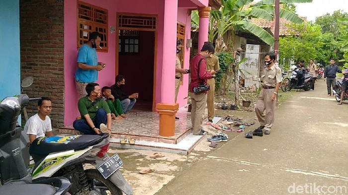 Begini Suasana di Rumah Duka Keluarga Korban Kecelakaan Cipali Satu keluarga asal Kabupaten Pekalongan jadi korban kecelakaan maut di Tol Cipali. Dari Jakarta, mereka pulang ke kampung halaman untuk ikut acara selamatan.