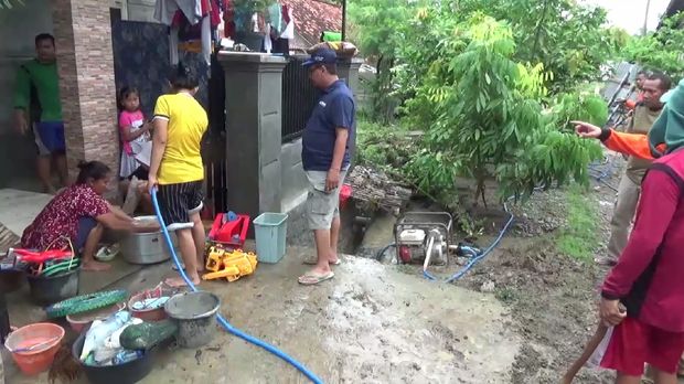 bersih-bersih pasca banjir di rembang, 30/11/2020
