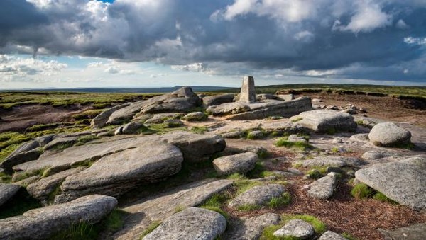 Inilah Bleaklow Moor, sebuah spot cantik di dekat kota Manchester, Inggris. Di lahan perbukitan ini, terdapat sisa-sisa puing pesawat B29 Superfortress yang jatuh di tahun 1948. Belakangan tempat ini ramai oleh Tiktokers dan Instagrammers. (Getty Images)