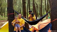 Salah seorang pengunjung yang datang bersama keluarganya mengaku senang bisa libur sambil berkemah di hutan pinus Lembanna Kabupaten Gowa. Selain mencari udara segar dan sejuk, dia juga menghilangkan kepenatan dari Kota Makassar. (Ibnu Munsir/detikTravel)