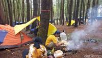 Sambil kemping, traveler juga bisa masak-masak lho. Kegiatan ini sangat cocok dilakukan buat traveler yang sudah berkeluarga. (Ibnu Munsir/detikTravel)