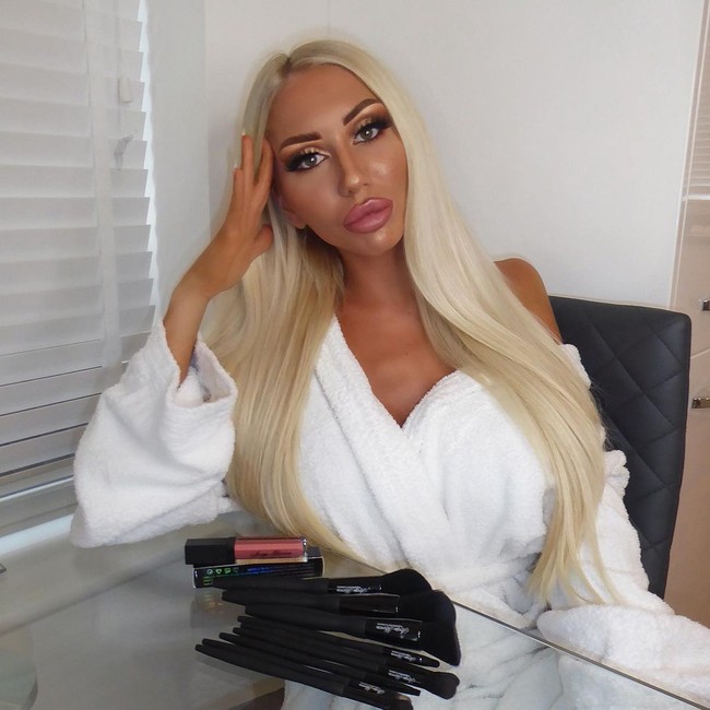 Perubahannya itu pun didukung oleh sang suami. Suami Charlie bahkan membiayai implan payudara yang dilakukan sang istri. Foto: Instagram