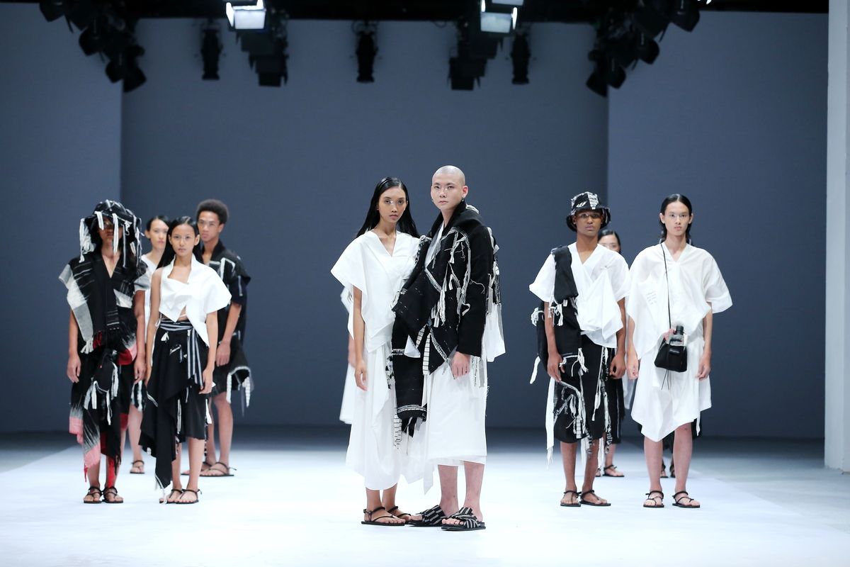 Dewi Fashion Knigths 2020 di JFW 2021