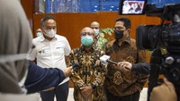 Direktur Utama PT Asuransi Jiwasraya (Persero) Hexana Tri Sasongko yang juga Ketua Tim Percepatan Restrukturisasi Polis Jiwasraya di dampingi menteri BUMN Erick Thohir memberikan keterangan pres usai menghadiri Rapat Kerja bersama dengan pemerintah dan Komisi VI DPR RI, Jakarta. Foto: dok. Kementerian BUMN