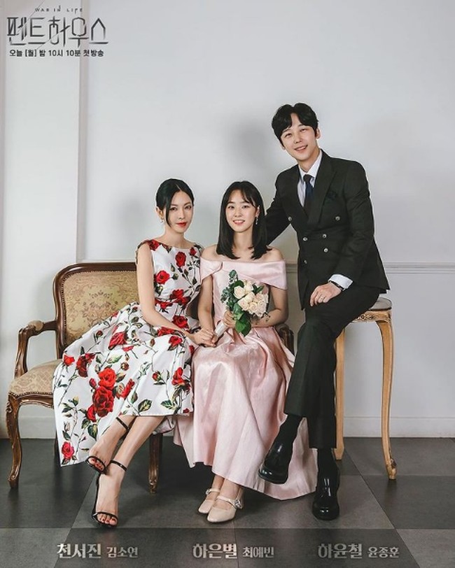 Dalam drama Korea The Penthouse 2, Choi Ye Bin berperan sebagai Ha Eun Byeol. Ia merupakan putri dari Cheon Seo Jin (pemain Kim So Yeon) dan Ha Yoon Chul (pemain Yoon Jong Hoon). Foto: Dok. SBS TV