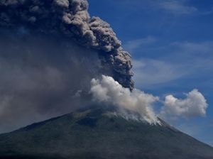 Gunung Api Erupsi Bersamaan, Apa Penyebabnya?