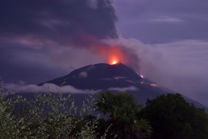 Gunung Api Ili Lewotolok mengeluarkan material vulkanik saat erupsi di Kabupaten Lembata, NTT, Minggu (29/11/2020). Pusat Vulkanologi dan Mitigasi Bencana Geologi (PVMBG) telah menaikkan status gunung api itu dari semula waspada menjadi siaga setelah melihat situasi gunung api yang terus melontarkan batu atau larva pijar. ANTARA FOTO/Aken Udjan/KH/aww.