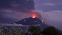 Gunung Api Ili Lewotolok mengeluarkan material vulkanik saat erupsi di Kabupaten Lembata, NTT, Minggu (29/11/2020).