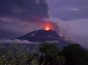 Melihat Lagi Erupsi Gunung Api Ili Lewotolok di NTT
