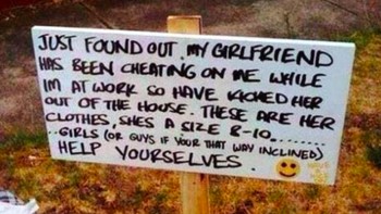 Poof! Langsung habis diborong para perempuan yang sedang lewat depan rumahnya. Foto: via Bed Timez