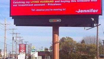 Ketahuan selingkuh, uang investasi habis, kehilangan istri, dan dipermalukan lewat billboard. Duh, malunya tujuh turunan. Foto: via Bed Timez