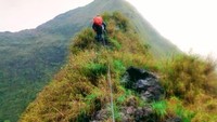 Setelah kami petakan maka gunung ini mutlak harus dipasang alat pengaman dan pemandu profesional. Karena potensi bahayanya sangat besar sekali, ujar Agus Saban, yang juga salah seorang pemandu gunung Cartenzs di Papua. 