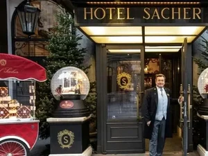 Hotel Ikonik di Austria Sepi Pelanggan, Banting Setir Jual Kue Coklat Drive In