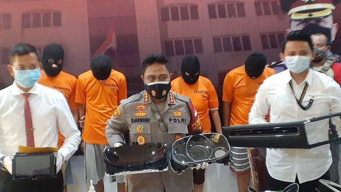 Incar Tape-AC Mobil Mewah, Pencuri Modus Pecah Kaca di Jakut Ditangkap