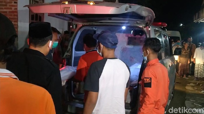 Jenazah sekeluarga dan balita asal Pekalongan yang menjadi korban tewas kecelakaan maut di Tol Cipali, Jawa Barat, tiba di rumah duka, Senin (30/11/2020).