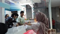 Beberapa spot foto yang instagramable juga tersedia seperti duduk di kursi santai, ayunan dengan pasir putih, perahu berwarna putih, atau di bagian depan bar Tropical Vibes.