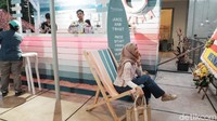 Selain itu, ada butiran pasir di dekat bar kafe Tropical Vibes. Ada pula kursi santai seperti di pantai yang bisa dipakai oleh pengunjung sambil menikmati minuman yang disajikan.
