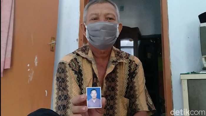 Kakak ipar korban kecelakaan Tol Cipali, Jatma, menunjukkan foto almarhum adiknya Saefudin Zuhri. Zuhri merupakan satu dari 10 korban tewas kecelakaan maut di Tol Cipali, Senin (30/11/2020) dini hari.
