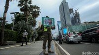 Dalam kegiatan sosialisasi penerapan protokol kesehatan tersebut sejumlah petugas Satpol PP membawa serta poster berisi imbauan untuk menerapkan protokol kesehatan 3M (memakai masker, mencuci tangan, serta menjaga jarak dan menghindari kerumunan).
