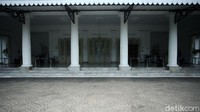 Karena itu, Gedung Blok B Balai Kota DKI Jakarta, Jalan Medan Merdeka Selatan, Jakarta Pusat, tempat Riza berkantor ditutup sementara.