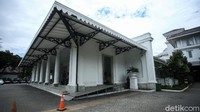 Adapun berdasarkan hasil dari contact tracing Dinas Kesehatan DKI Jakarta, Wagub Riza Patria terkonfirmasi positif COVID-19 karena tertular dari staf pribadinya yang sebelumnya tertular dari lingkungan keluarga staf tersebut.