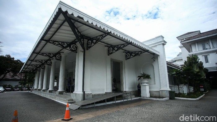 Kantor Wakil Gubernur DKI Jakarta Ahmad Riza Patria tampak kosong. Usai Ahmad Riza terkonfirmasi positif corona, gedung Blok B Balai Kota ditutup sementara.