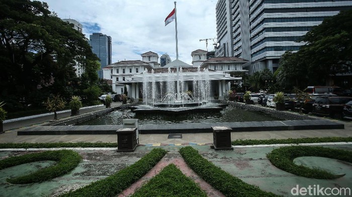 Kantor Wagub DKI Kosong Usai Ahmad Riza Positif Corona Kantor Wakil Gubernur DKI Jakarta Ahmad Riza Patria tampak kosong. Usai Ahmad Riza terkonfirmasi positif corona, gedung Blok B Balai Kota ditutup sementara.