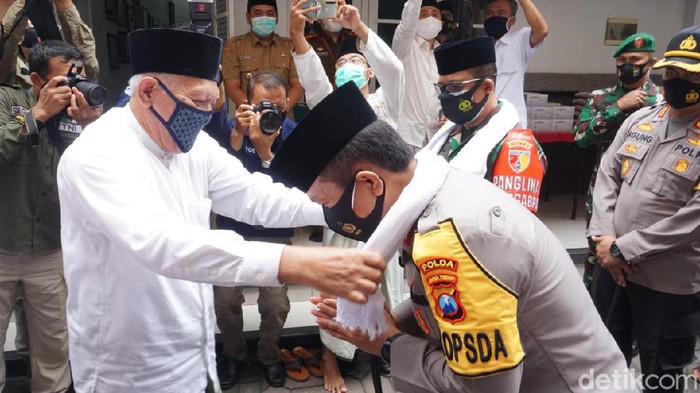 Kapolda Jawa Timur Irjen Nico Afinta bersama Pangdam V/Brawijaya bersilaturahmi ke Pondok Pesantren Tebu Ireng Jombang. Tak hanya itu, Nico juga ziarah ke makam Presiden RI keempat Abdurrahman Wahid atau Gus Dur.