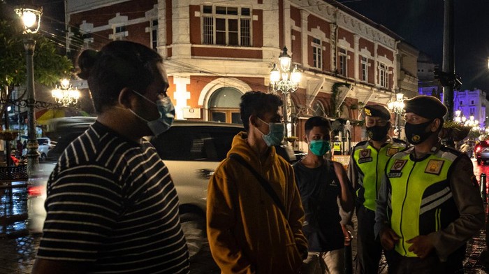 KASUS HARIAN COVID-19 JATENG TERTINGGI Petugas kepolisian memantau penerapan protokol kesehatan saat Operasi Yustisi COVID-19 di Kawasan Kota Lama Semarang, Jawa Tengah, Minggu (29/11/2020). Menurut data Satgas Penanganan COVID-19 per 29 November 2020, wilayah Jawa Tengah menempati peringkat pertama dalam penambahan kasus harian nasional yakni mencapai 2.036 orang sedangkan total kasus sembuh sebanyak 760 orang dan meninggal 73 jiwa, sementara itu secara nasional kasus tambahan harian mencapai 6.267 kasus dengan angka kumulatif pasien positif di Indonesia mencapai 534.266 orang. ANTARA FOTO/Aji Styawan/aww.