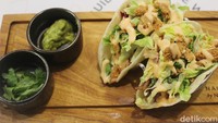 Jangan lupa juga untuk memesan taco yang menjadi menu signature di gerai KFC Naughty by Nature. Satu porsi bersisi dua taco yang disajikan dengan guacamole, daun seledri dan kubis. Foto: detikFood/Riska Fitria