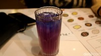 Untuk minuman bisa pesan menu Ice Butterfly Pea Tea (Rp 31.816). Minuman itu terbuat dari bunga telang, karenanya berwarna biru. Kemudian, saat dicampur dengan air lemon, warnanya berubah jadi ungu. Foto: detikFood/Riska Fitria