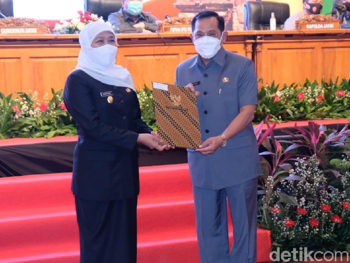 Khofifah Indar Parawansa menyerahkan Daftar Isian Pelaksanaan Anggaran (DIPA) dan Buku Transfer ke Daerah dan Dana Desa (TKDD) 2021 ke Pemkab Sidoarjo