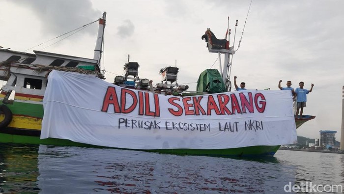 Koalisi Laut Biru menggelar demo di tengah laut Probolinggo. Mereka protes soal perusakan ekosistem laut akibat tumpahan batu bara.