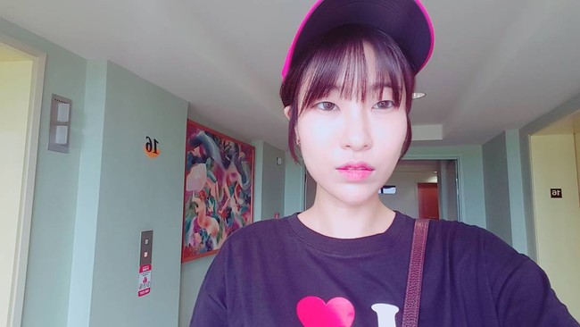 Aku pikir banyak orang menganggap aku telah melakukan operasi plastik. Tapi aku belum pernah melakukan sebelumnya. Alasan mengapa aku terlihat berbeda dari yang dulu adalah karena melakukan perawatan wajah, ungkapnya. Di thumbnail (video itu) aku juga terlihat berbeda, alasannya adalah karena aku mentransformasi kemampuan makeup-ku, ujar Lee Se Youn Foto: Instagram @seyoung_1408