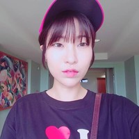 Aku pikir banyak orang menganggap aku telah melakukan operasi plastik. Tapi aku belum pernah melakukan sebelumnya. Alasan mengapa aku terlihat berbeda dari yang dulu adalah karena melakukan perawatan wajah, ungkapnya. Di thumbnail (video itu) aku juga terlihat berbeda, alasannya adalah karena aku mentransformasi kemampuan makeup-ku, ujar Lee Se Youn Foto: Instagram @seyoung_1408