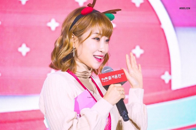 Karena terlalu tirus akibat diet, Lee See Young mulai melakukan prosedur wajah. Dermal filler adalah tindakan pertamanya. Setelahnya, wanita 31 tahun itu mencoba suntik Botox yang belakangan dilakukan dua kali setahun. Karena itu lah, banyak orang menganggapnya telah operasi dagu. Foto: Instagram @seyoung_1408