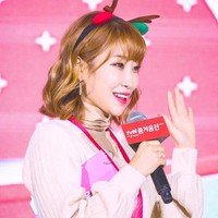 Karena terlalu tirus akibat diet, Lee See Young mulai melakukan prosedur wajah. Dermal filler adalah tindakan pertamanya. Setelahnya, wanita 31 tahun itu mencoba suntik Botox yang belakangan dilakukan dua kali setahun. Karena itu lah, banyak orang menganggapnya telah operasi dagu. Foto: Instagram @seyoung_1408