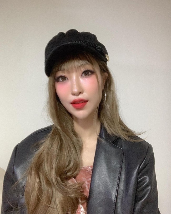 Karena banyaknya komentar jahat, sebelum akhirnya operasi plastik, Lee Se Young bertekad untuk diet hingga turun 36 kg, belajar makeup sampai melakukan berbagai prosedur kecantikan, seperti filler dan Botox. Foto: Instagram @seyoung_1408