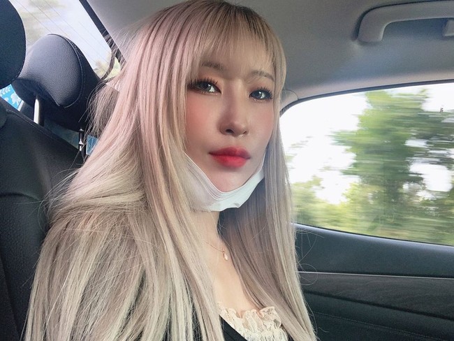 Lee Se Young bikin pangling dengan penampilan barunya. Tak menutupi, wanita yang dikenal lewat drama Reply 1988 sebagai Wang Ja Hyun, sahabat Sun Deoksun itu mengaku jika memang telah melakukan berbagai perawatan dan berencana operasi plastik.  Foto: Instagram @seyoung_1408