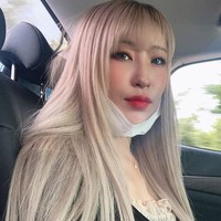 Lee Se Young bikin pangling dengan penampilan barunya. Tak menutupi, wanita yang dikenal lewat drama Reply 1988 sebagai Wang Ja Hyun, sahabat Sun Deoksun itu mengaku jika memang telah melakukan berbagai perawatan dan berencana operasi plastik.  Foto: Instagram @seyoung_1408