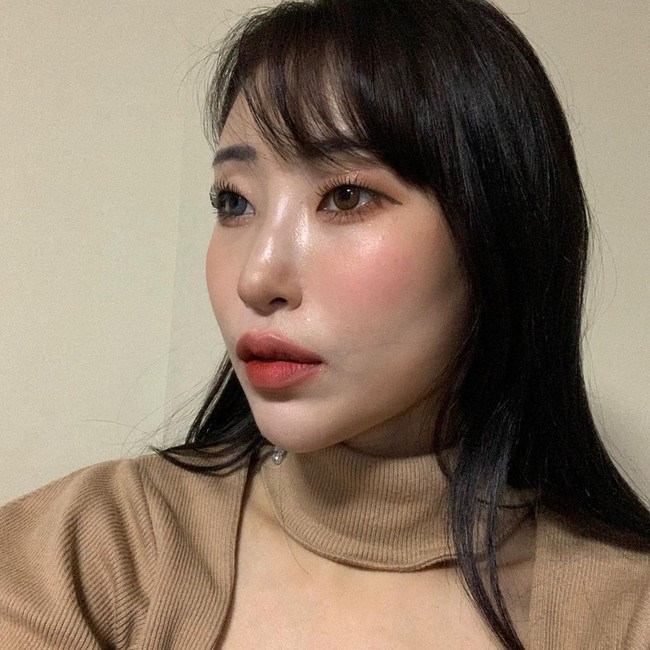 Sebelum operasi, dalam acara You can talk to me, your unnie di stasiun SBS Plus, Lee See Young membuat pernyataan mengejutkan bahwa ia muak dan lelah dengan komentar orang-orang yang menyebutnya jelek. Lee See Young pun berniat melakukan operasi pada bagian mata. Foto: Instagram @seyoung_1408