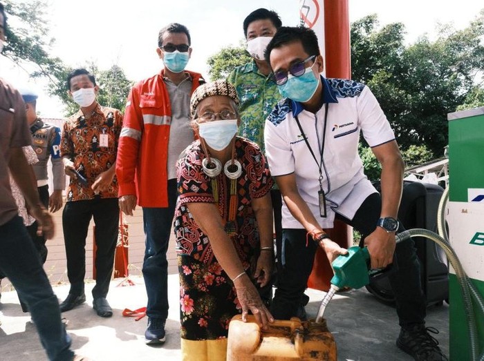 Masyarakat di Desa Long Pahangai, Kabupaten Mahakam Ulu dan sekitarnya kini bisa menikmati BBM satu harga.