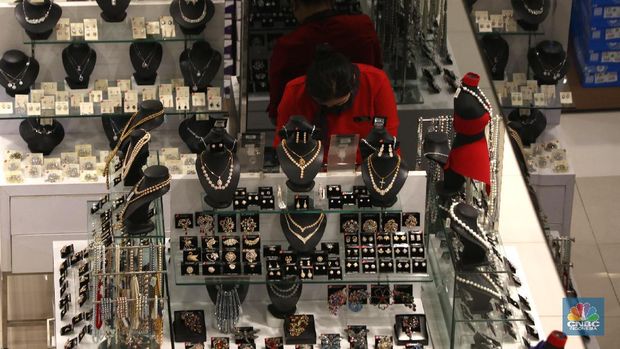 Pengunjung berbelanja di Matahari Store dikawasan Jakarta, Senin (30/11/2020). PT Matahari Departement Store Tbk (LPPF) menutup 6 gerainya hingga akhir tahun ini. Jumlah gerai perusahaan ritel ini akan berkurang dari 153 toko menjadi 147 toko.  (CNBC Indonesia/ Tri Susilo)