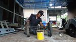 Potret Inspiratif Kang Jimin, Ikhlas Bikin Motor Roda Tiga untuk Difabel