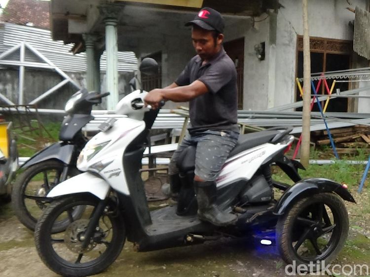 Potret Inspiratif Kang Jimin, Ikhlas Bikin Motor Roda Tiga untuk Difabel