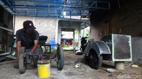 Kang Jimin mengatakan tidak mematok biaya untuk memodifikasi sepeda motor. Hanya biasanya kata dia, ada teman difabel yang menyerahkan uang untuk membeli bahan yang akan digunakan memodifikasi sepeda motor. Foto: Dian Utoro Aji/detikOto