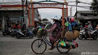 Mural bergambar beragam kebudayaan Betawi tersebut menghiasi dinding jalan di kawasan Tugu Selatan, Koja, Jakarta Utara.