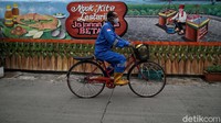 Mural tersebut dihias dengan membuat gambar budaya betawi seperti ondel-ondel, pemandangan, kuliner Jakarta dan ajakan hidup bersih.