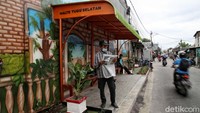 Dinding di area halte bus yang berada di kawasan Tugu Selatan, Koja, Jakarta Utara, juga tampak dihiasi dengan mural.